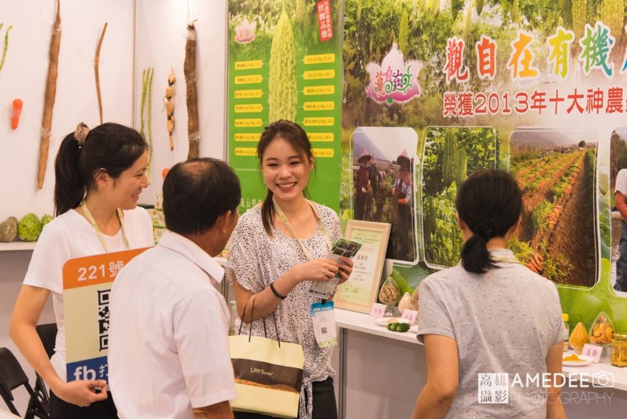 廠商較紹自家有機產品給民眾