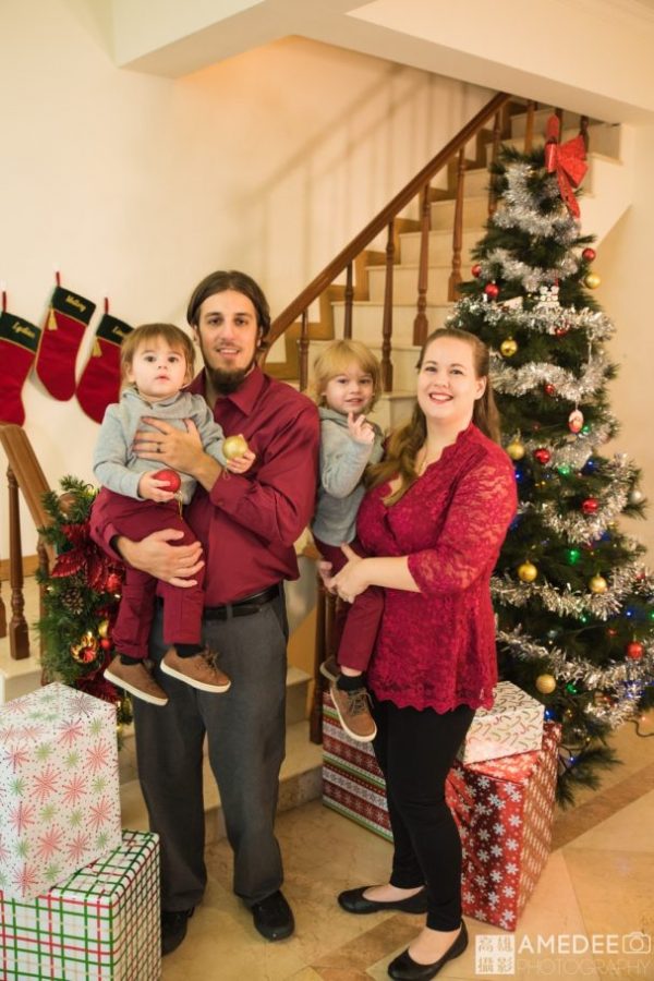 全家人在聖誕樹前合照