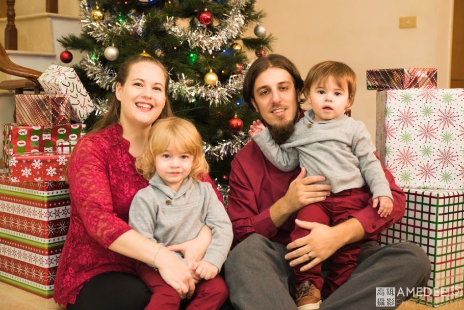 全家人在聖誕樹前合照
