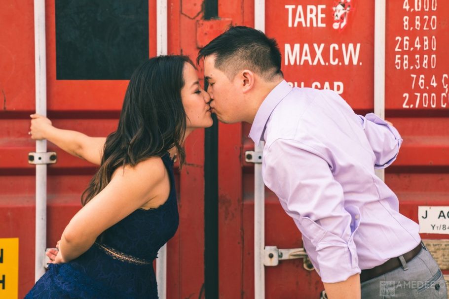 情侶在駁二藝術特區貨櫃裝飾前接吻藝術照