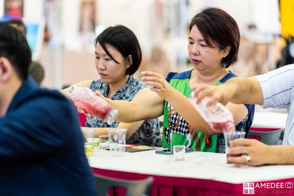 高雄展覽館頂級生活展民眾體驗調酒