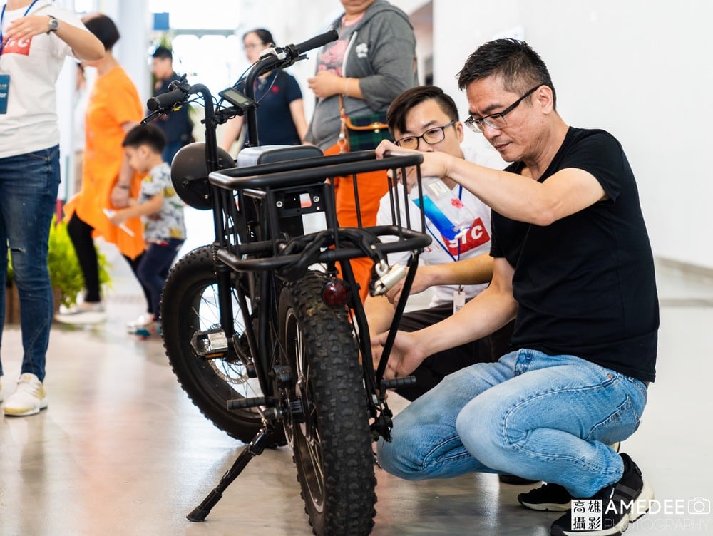 高雄展覽館頂級生活展民眾觀看腳踏車