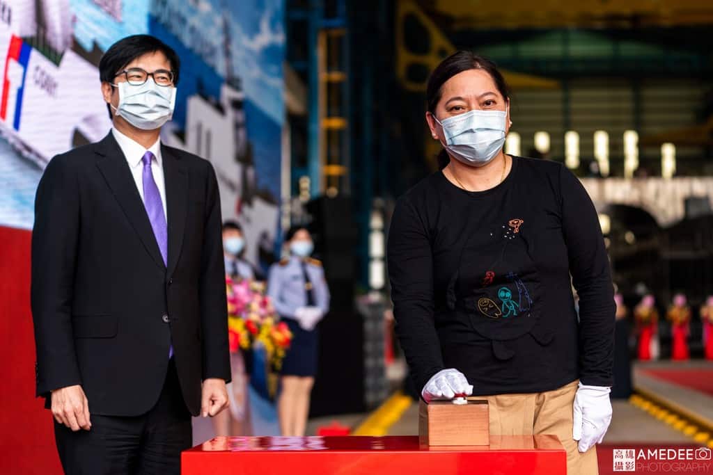 行政院副院長陳其邁、國安會副秘書長陳文政夫人擲瓶