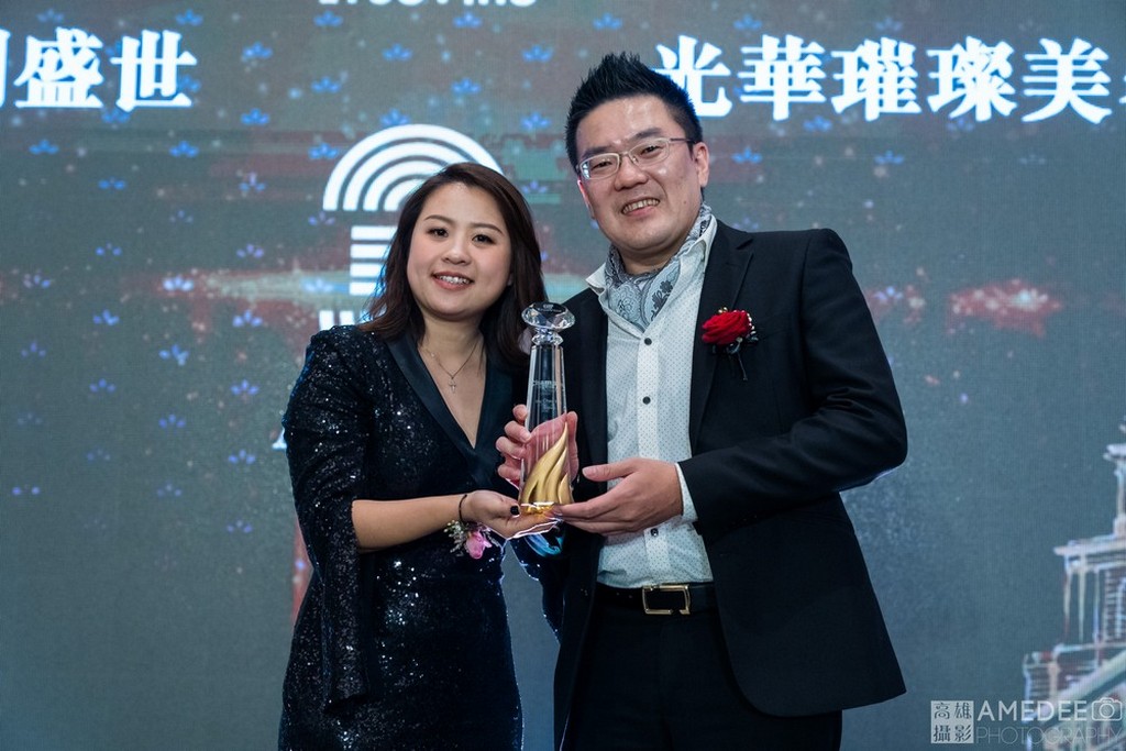 明暘國際董事長在台北萬豪酒店致贈獎盃給銷售冠軍