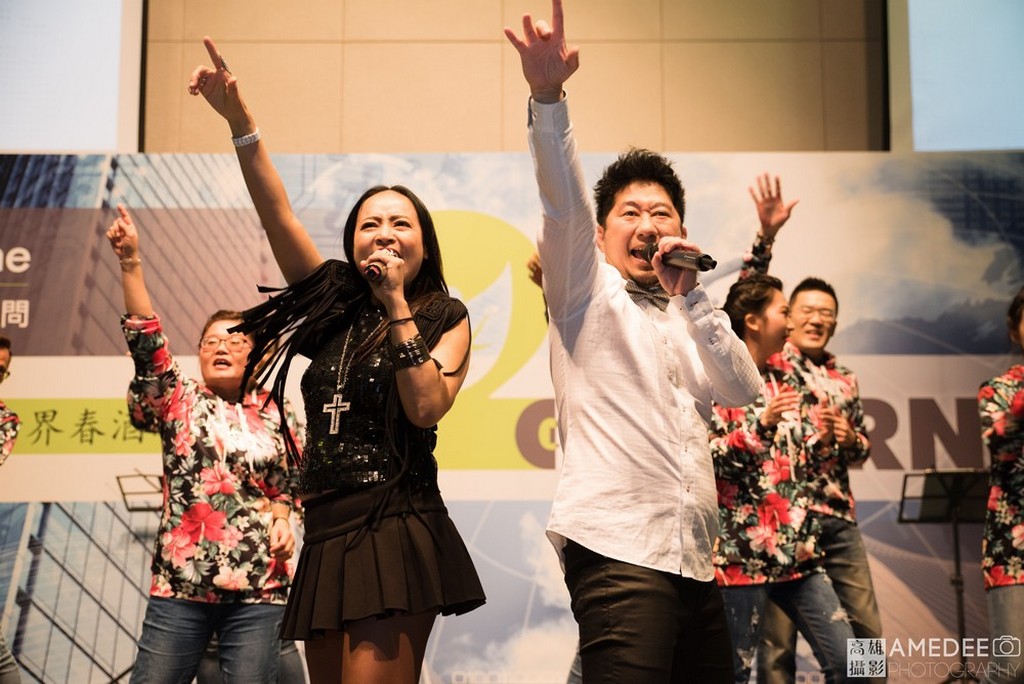 樂團在台北東方文華酒店春酒晚宴上唱跳表演 台北尾牙