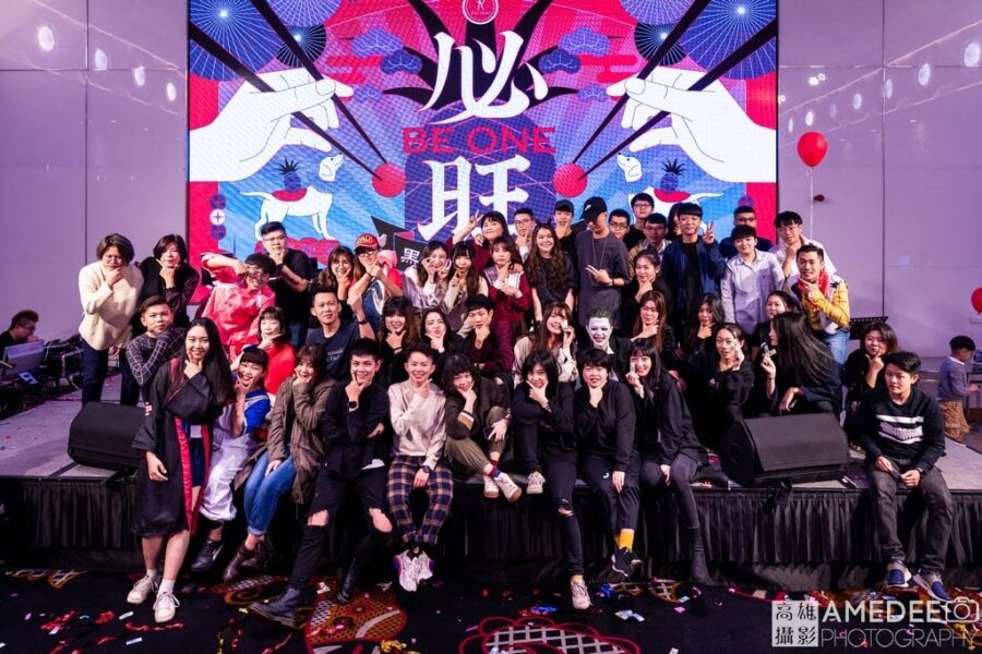 黑浮員工在高雄林皇宮背板前拍攝大合照