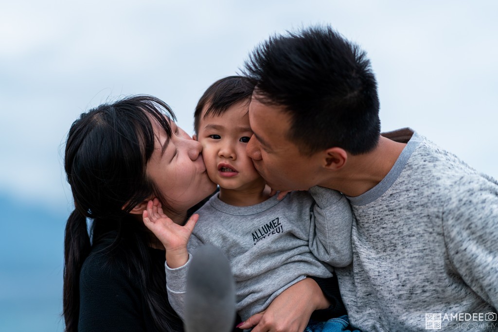 爸爸媽媽親吻兒子在台東加路蘭風景區