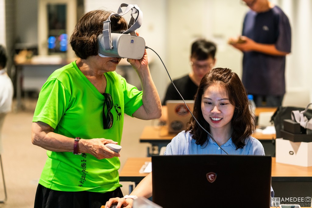工作人員協助參加者使用VR眼鏡