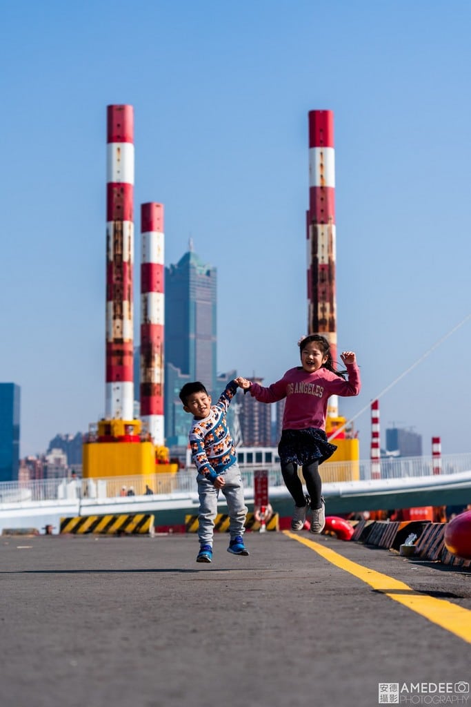 小朋友在八五大樓前跳躍