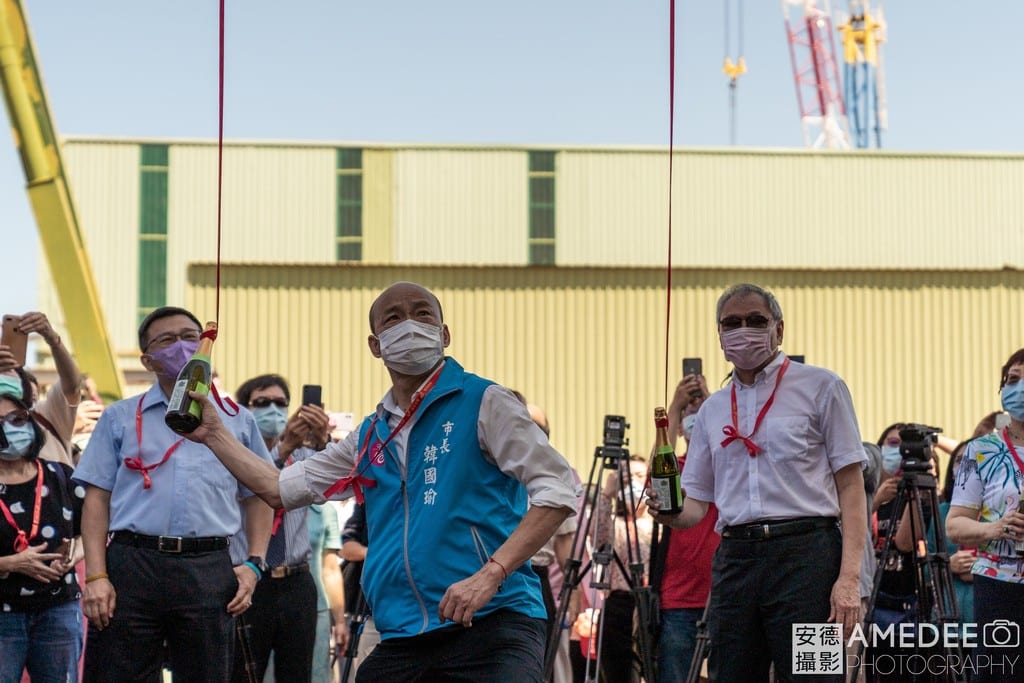 高雄市長韓國瑜在新船下水擲瓶