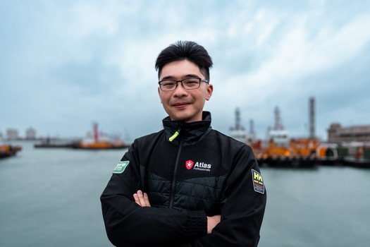 員工站在風場拍攝宣傳照"