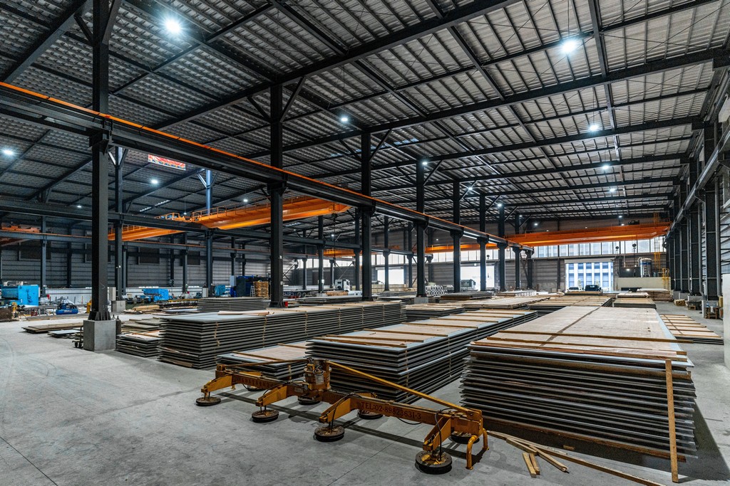 傑期鋼鐵廠房內部空間與鋼板堆放區，展示整齊規劃的工業環境。
