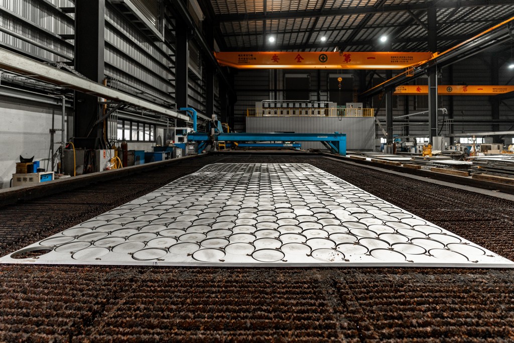 鋼板自動化切割作業現場，展示精準鋼板加工結果。