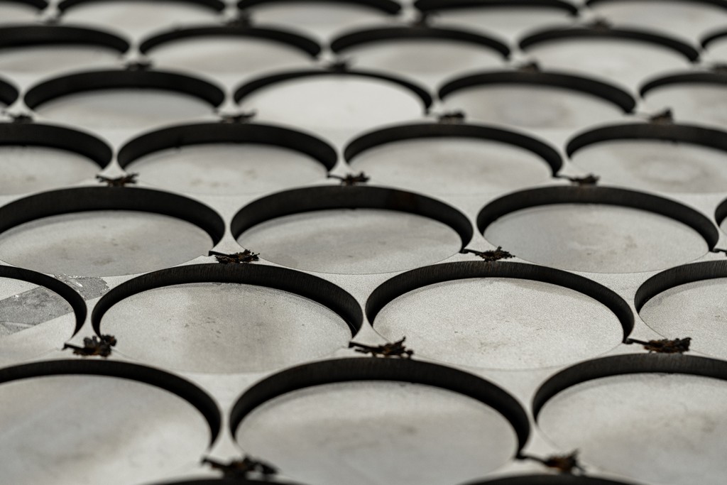 鋼板自動化切割作業現場，展示精準鋼板加工結果。