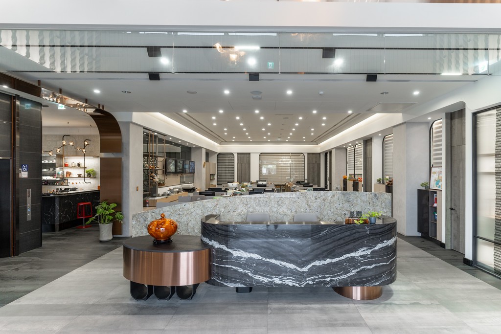 現代化工廠辦公室接待區，黑白大理石紋櫃檯。