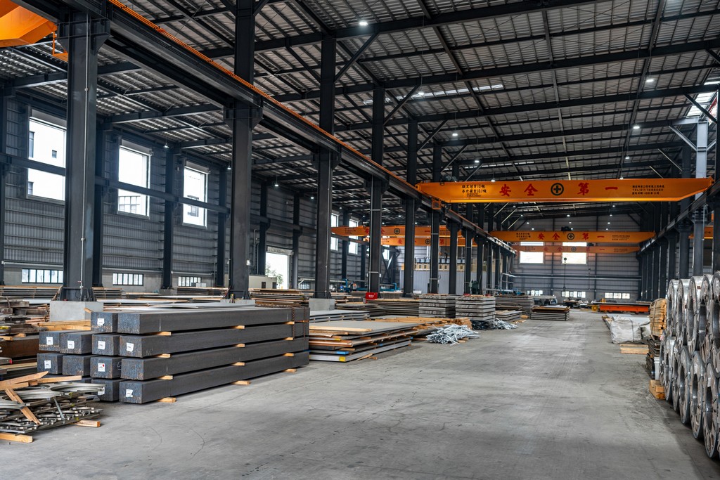 寬闊的鋼材原料倉庫和工廠內部空間。