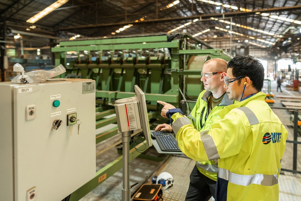 台灣元鴻發展工廠技師討論畫面|企業影片製作案例|機械設備技術溝通現場