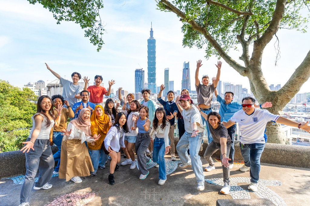 校園形象照攝影 – 台北醫學大學多元國際學生合影 台北醫學大學國際學生於校園景觀台以台北101為背景合影歡呼,展現多元活力的校園生活