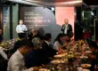 晚宴現場全景可見長桌賓客、致詞講者及 AI Alliance 活動主視覺
