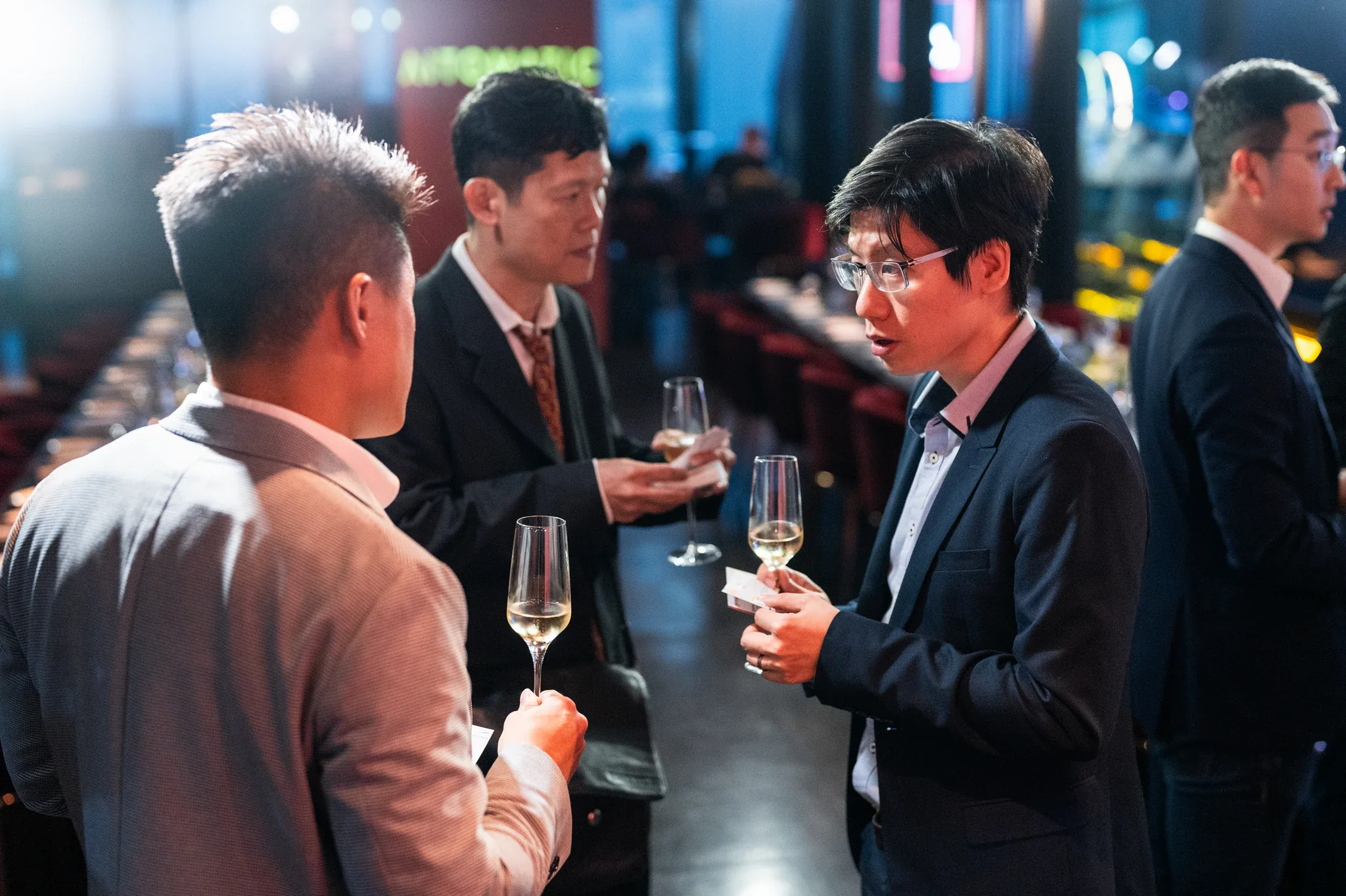 台北商務晚宴活動攝影|來賓交談 數位商務來賓手持飲品,在晚宴會場內進行交流